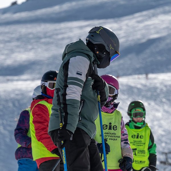 Curso esquí niños (6 a 12 años) fechas especiales con material incluido. 10h a 13h.