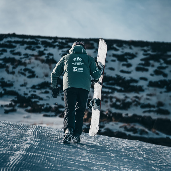 Curso snowboard semanal (L-X) adultos con material incluido. 10h a 13h.